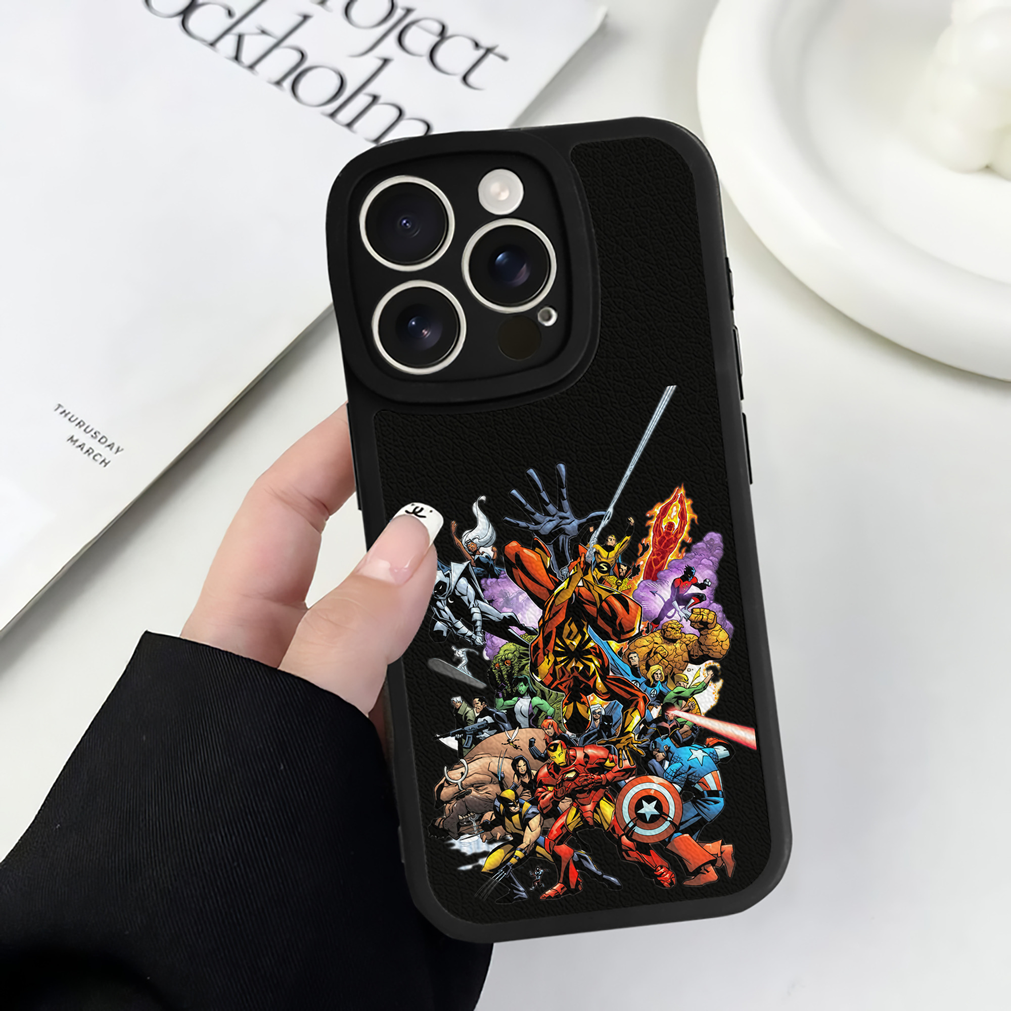 （画像用） アベンジャーズ The Avengers 【iPhone 16シリーズ対応】シリコンスマホケース（レザー調） 材質：シリコン